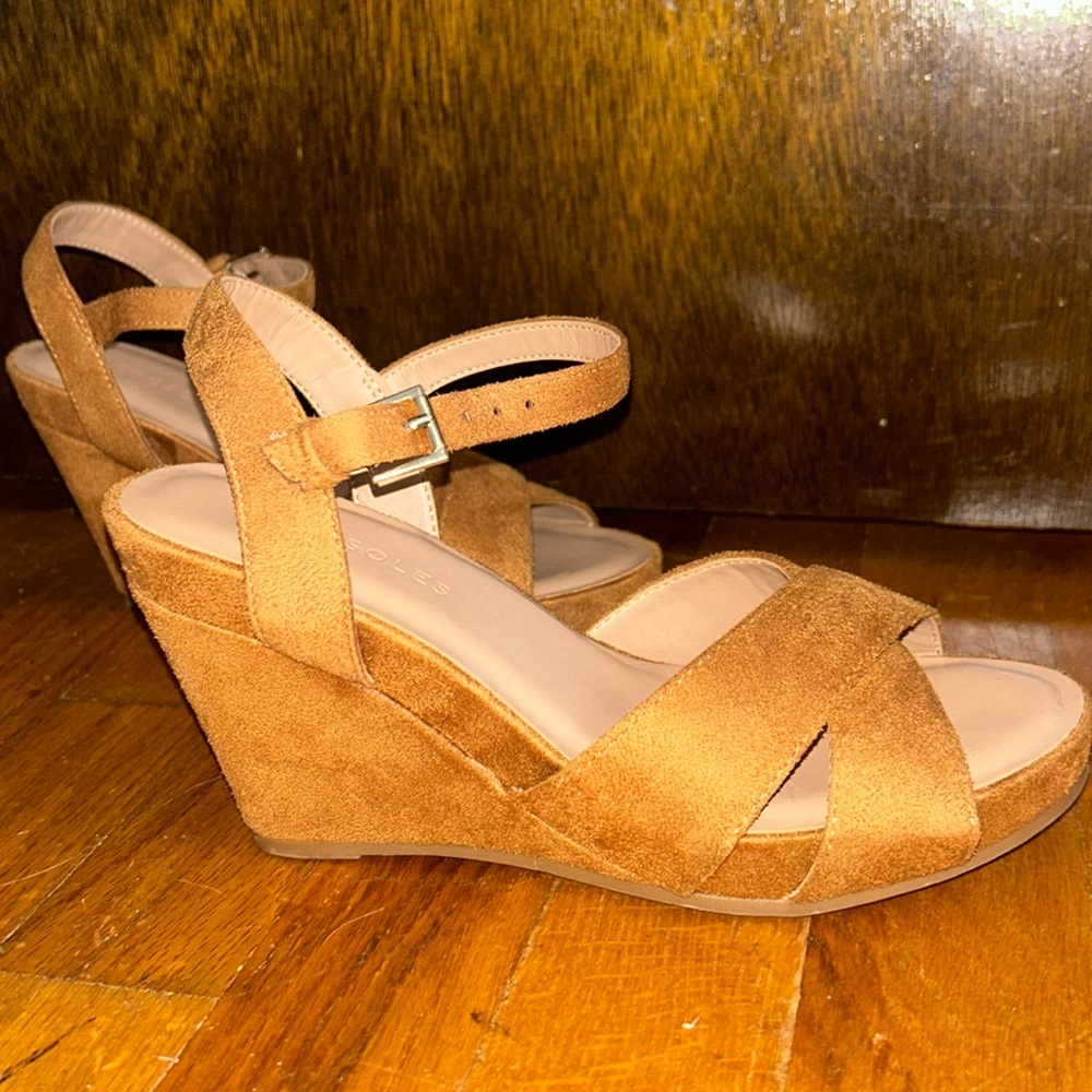 Aerosoles heels. The color is tan and has texture. In women’s size 6.5